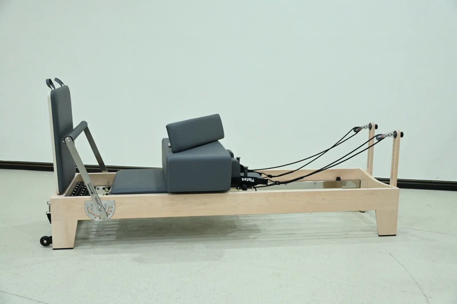 Reformer Pilates professionale con struttura in legno